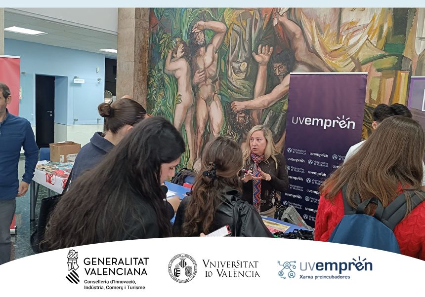 Estudiantes en el stand de UVemprén